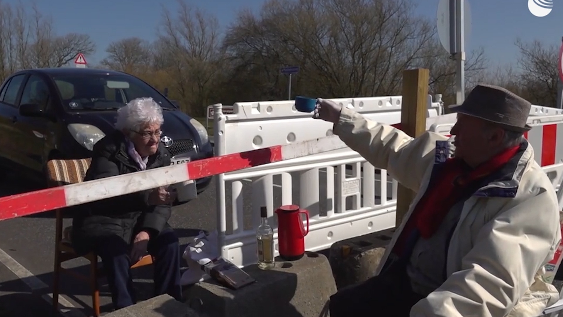 Tinh yeu khong bien gioi cua cap doi cao tuoi giua dai dich Covid-19 hinh anh