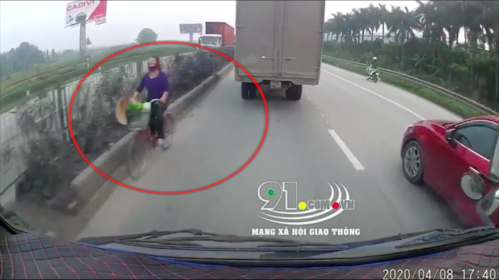 Nguoi phu nu dap xe nguoc chieu tren quoc lo 5 hinh anh