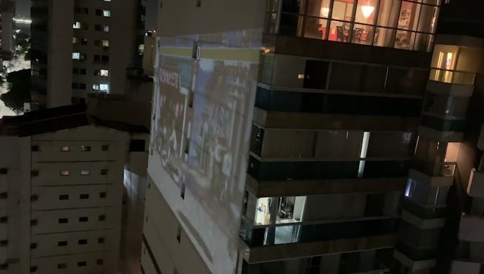 Dan chieu game len tuong chung cu de giai tri mua dich hinh anh