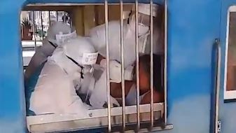 Nu hanh khach Thai Lan tu choi deo khau trang, nho nuoc bot tren tau hinh anh