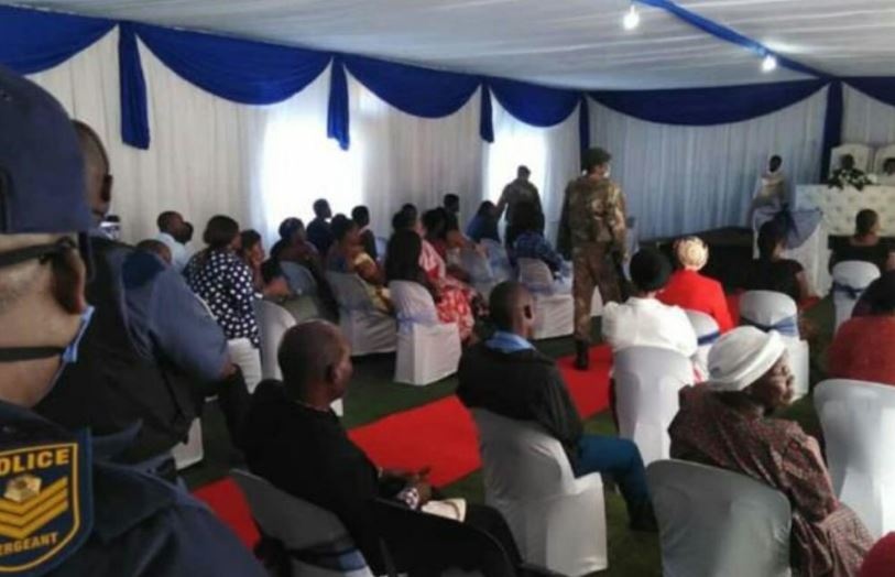 Co dau chu re bi moi len don vi to chuc tiec cuoi trong mua dich hinh anh