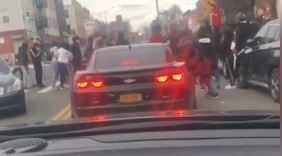 Canh sat can ngan dam dong danh nhau o New York hinh anh