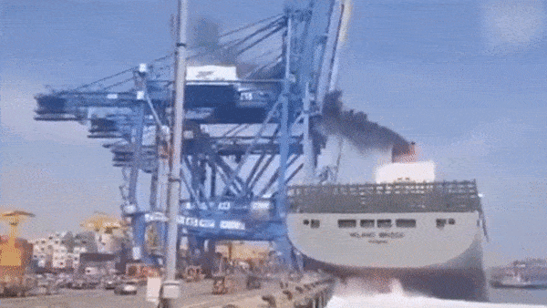 Tau cho hang nang 150.000 tan tong sap can cau o Han Quoc hinh anh