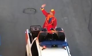 Nhung chu he bieu dien tren duong pho giup nguoi dan giai tri hinh anh