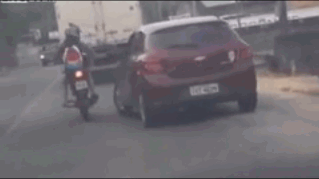 Tai xe oto tong nga nguoi phu nu sau khi cai nhau hinh anh