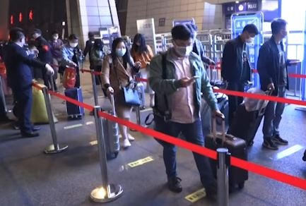 Hang chuc nghin nguoi roi Vu Han tu nua dem sau phong toa hinh anh