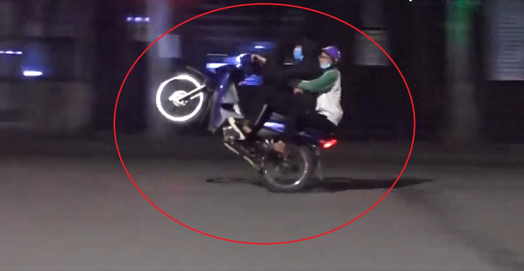 Quai xe tu tap gay nao loan quanh Ho Guom bat chap lenh cach ly hinh anh