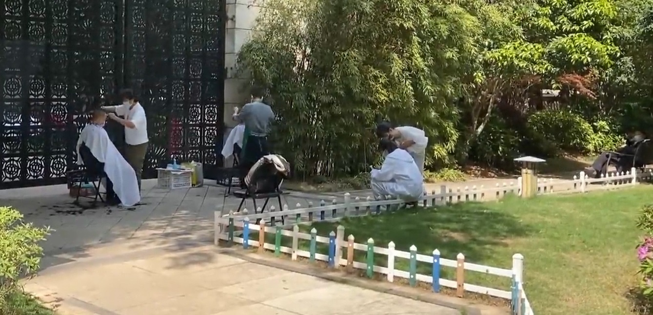 Nguoi Vu Han lan dau cat toc tren via he sau hon 2 thang bi phong toa hinh anh