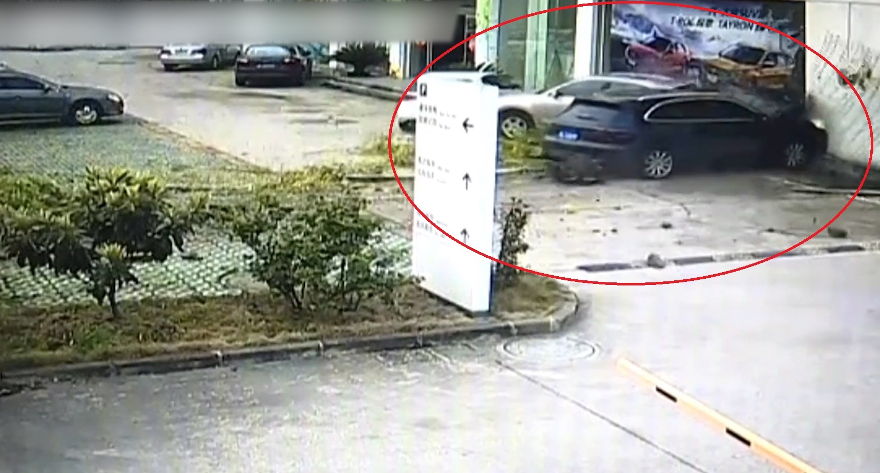 Porsche mat lai dam vao dai ly oto hinh anh