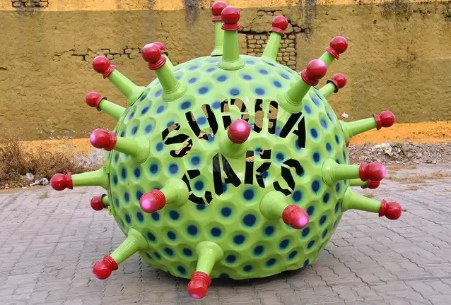 Che xe hinh virus corona chay tren pho keu goi cach ly xa hoi hinh anh