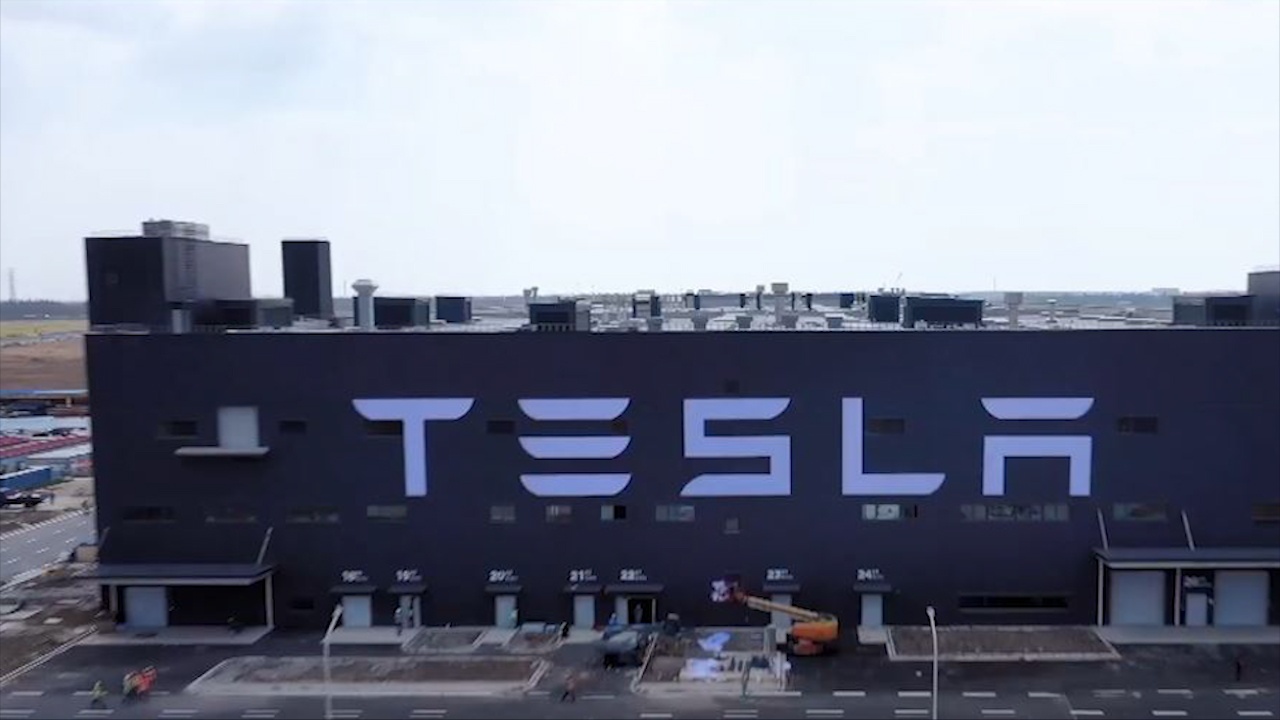 Nha may san xuat oto Tesla tai Trung Quoc hoat dong tro lai hinh anh
