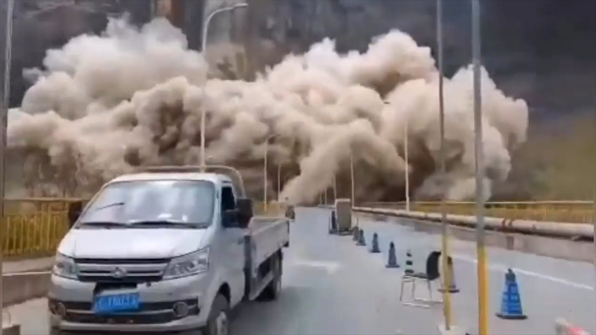 Oto suyt bi chon vui sau mot vu lo dat o Trung Quoc hinh anh