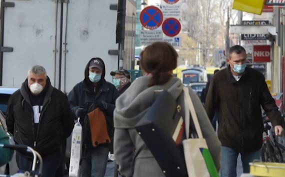 Phuong Tay tham thia ve tac dung cua khau trang chong dich hinh anh