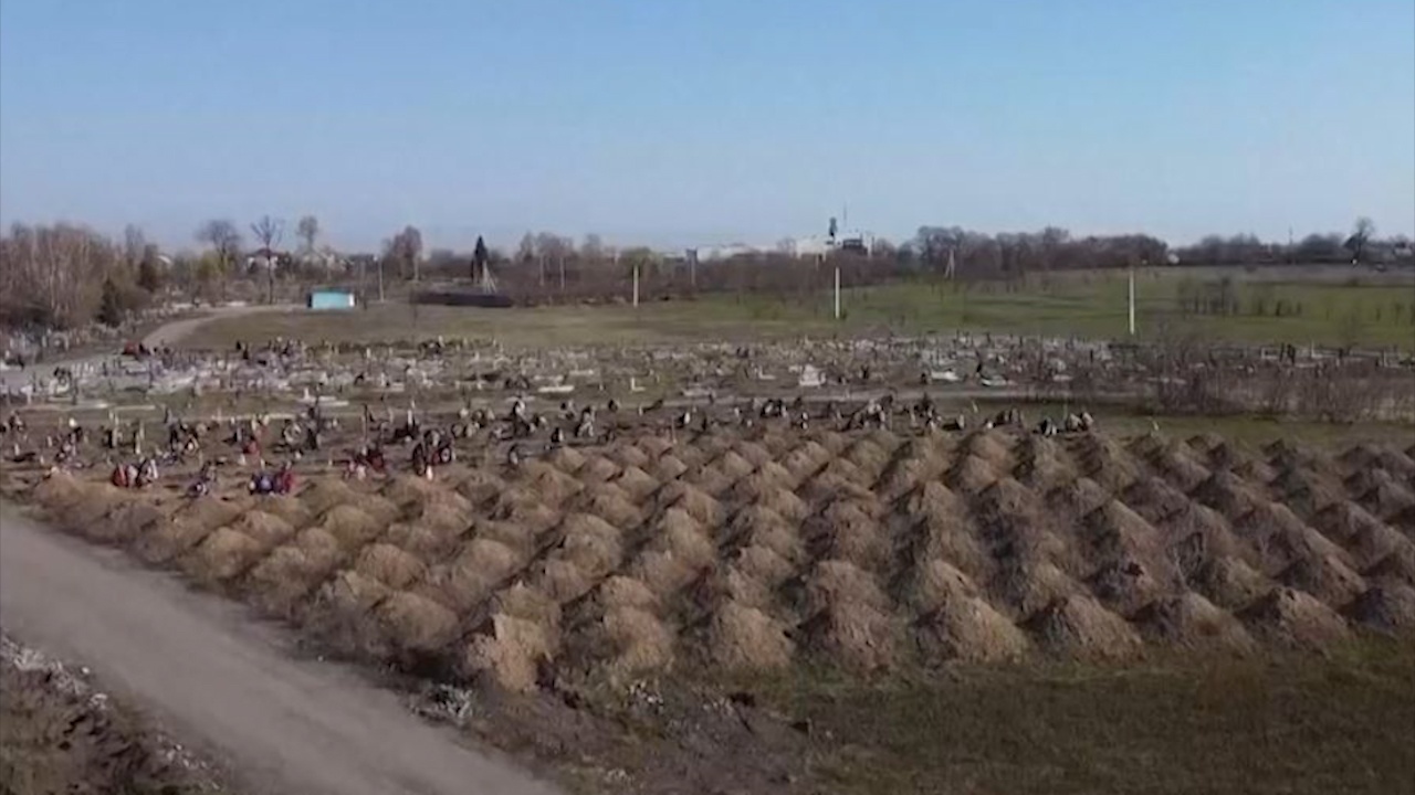 Ukraine dao 600 huyet mo canh bao muc do nguy hiem cua dich Covid-19 hinh anh