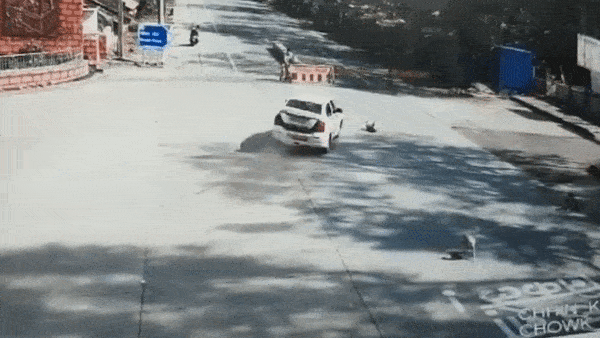 Bi canh sat truy duoi, oto tong vao rao chan o tram kiem soat hinh anh