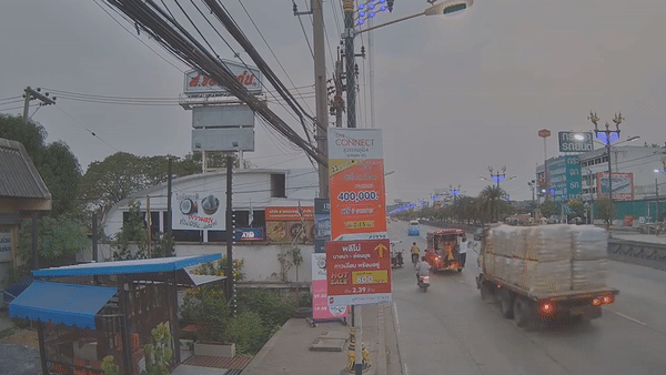 Xe tai tong tuk tuk khien 4 nguoi nhap vien roi bo chay hinh anh