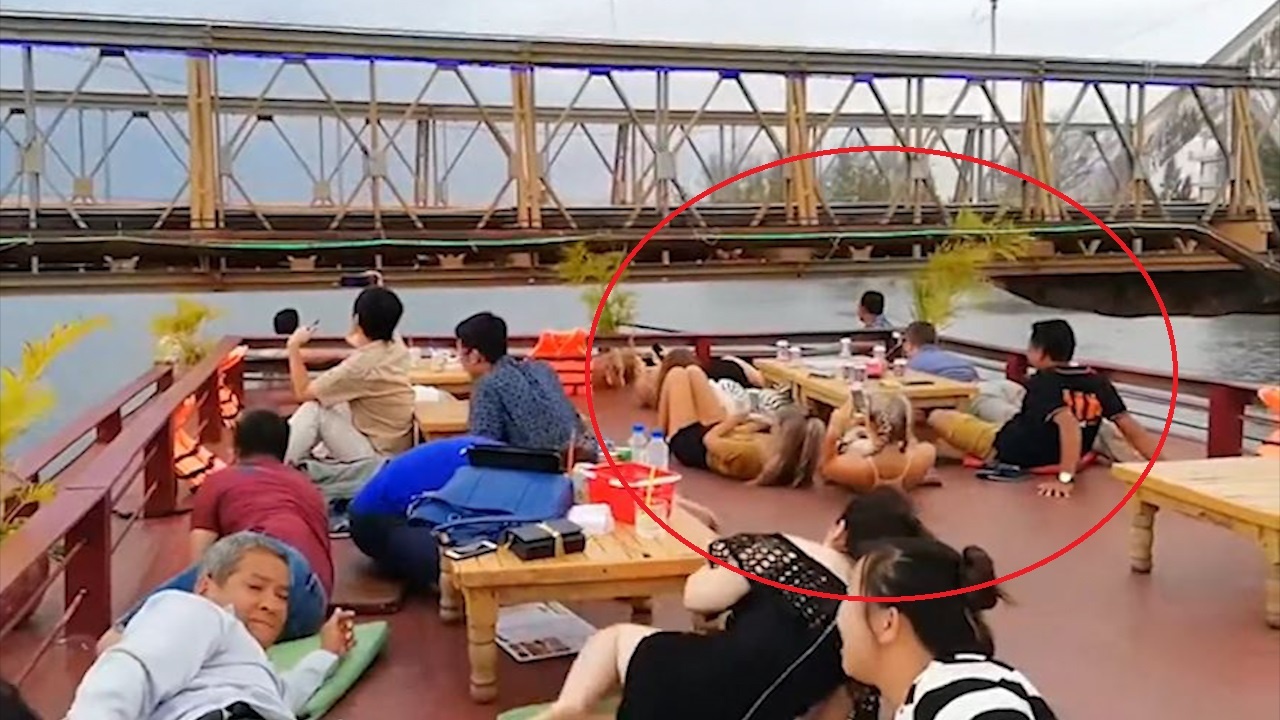 Thuc khach 'kho so' cui xuong san khi di an o nha hang noi hinh anh