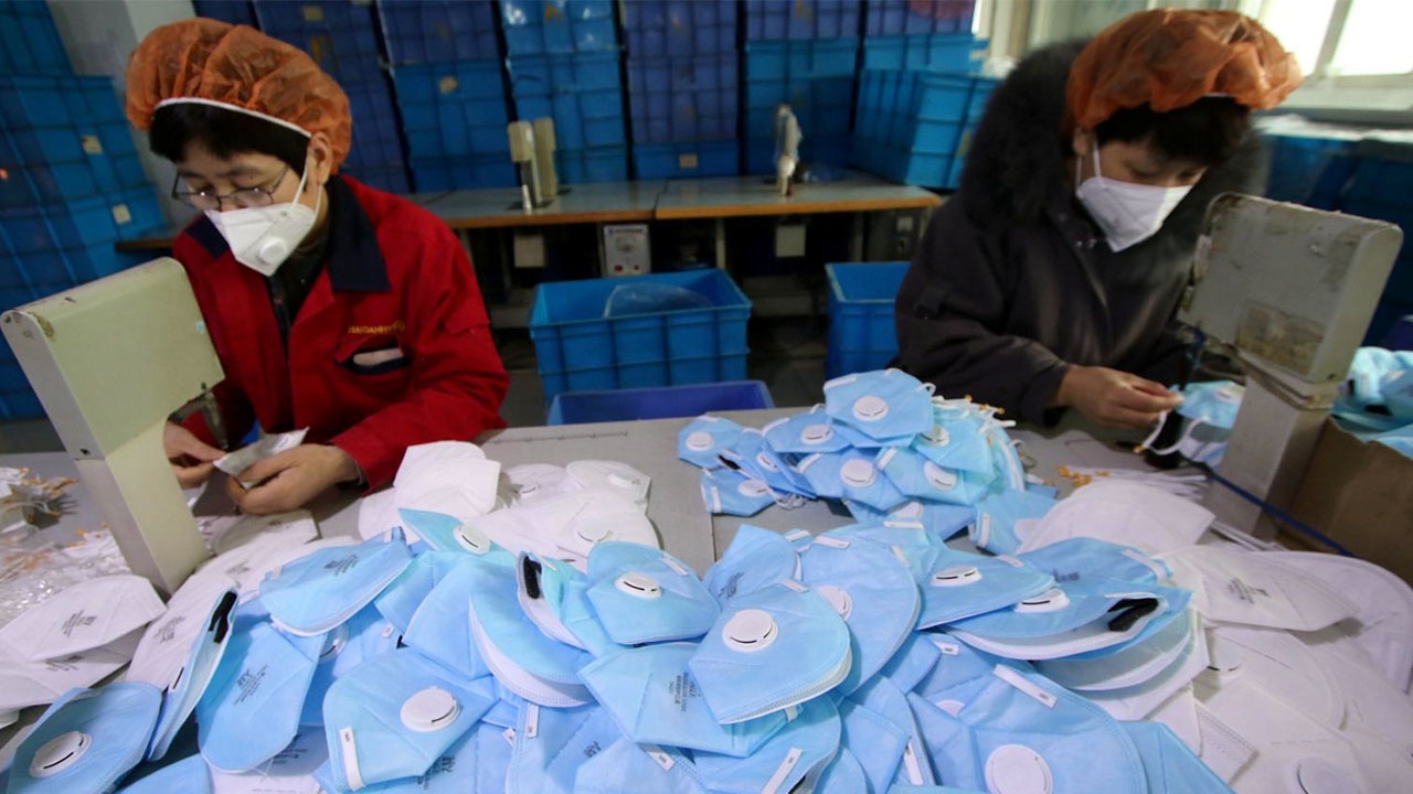 Trung Quoc dang ban khau trang cho toan cau giua dich Covid-19 hinh anh