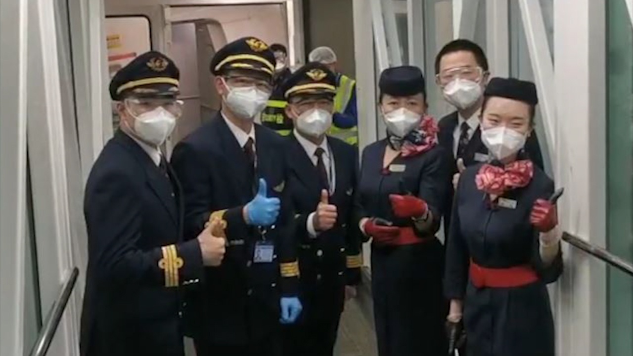 Chuyen bay dau tien tai Vu Han cat canh sau 76 ngay phong toa hinh anh