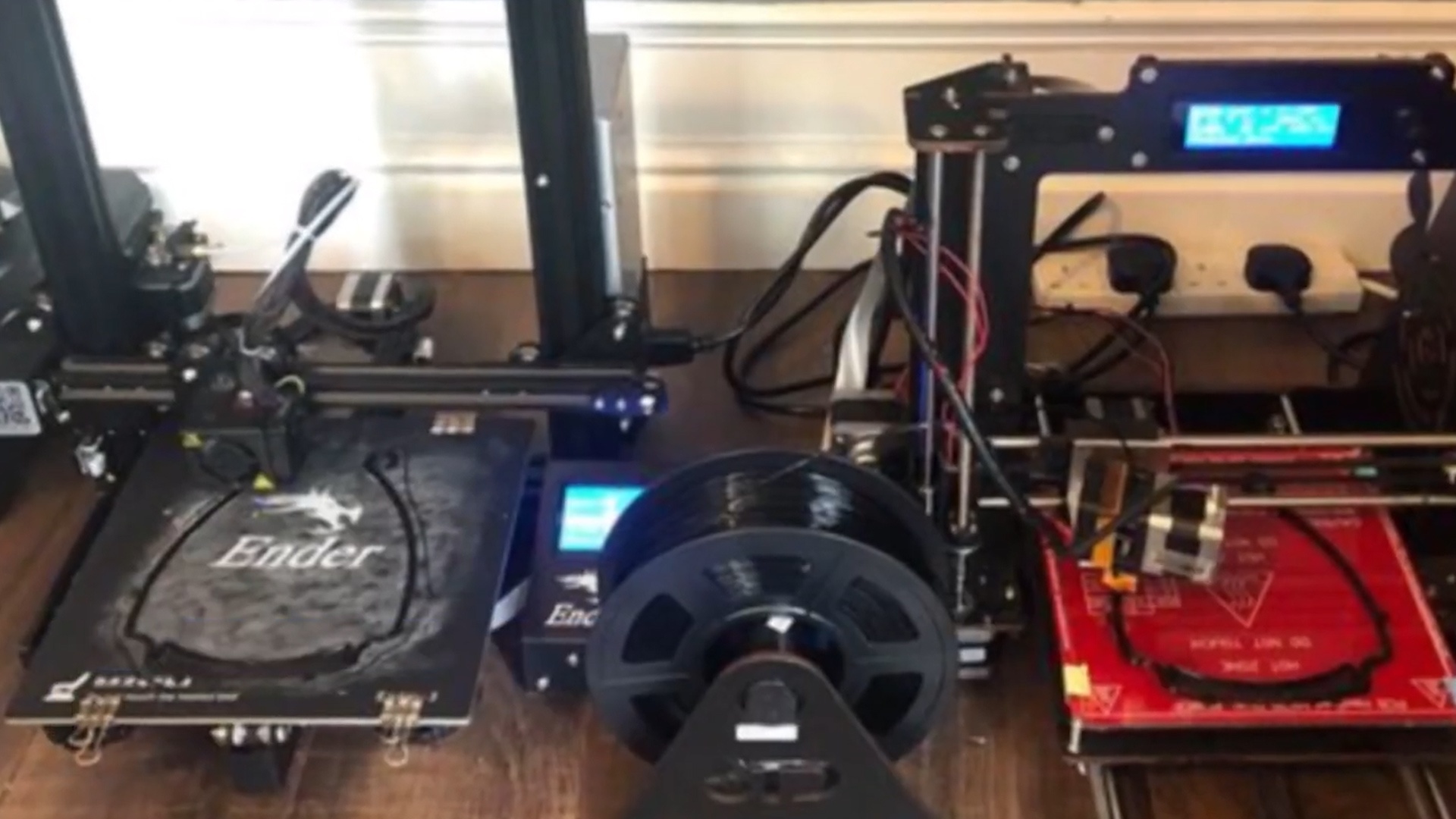 Cau be 15 tuoi san xuat mu che mat chong dich Covid-19 hinh anh