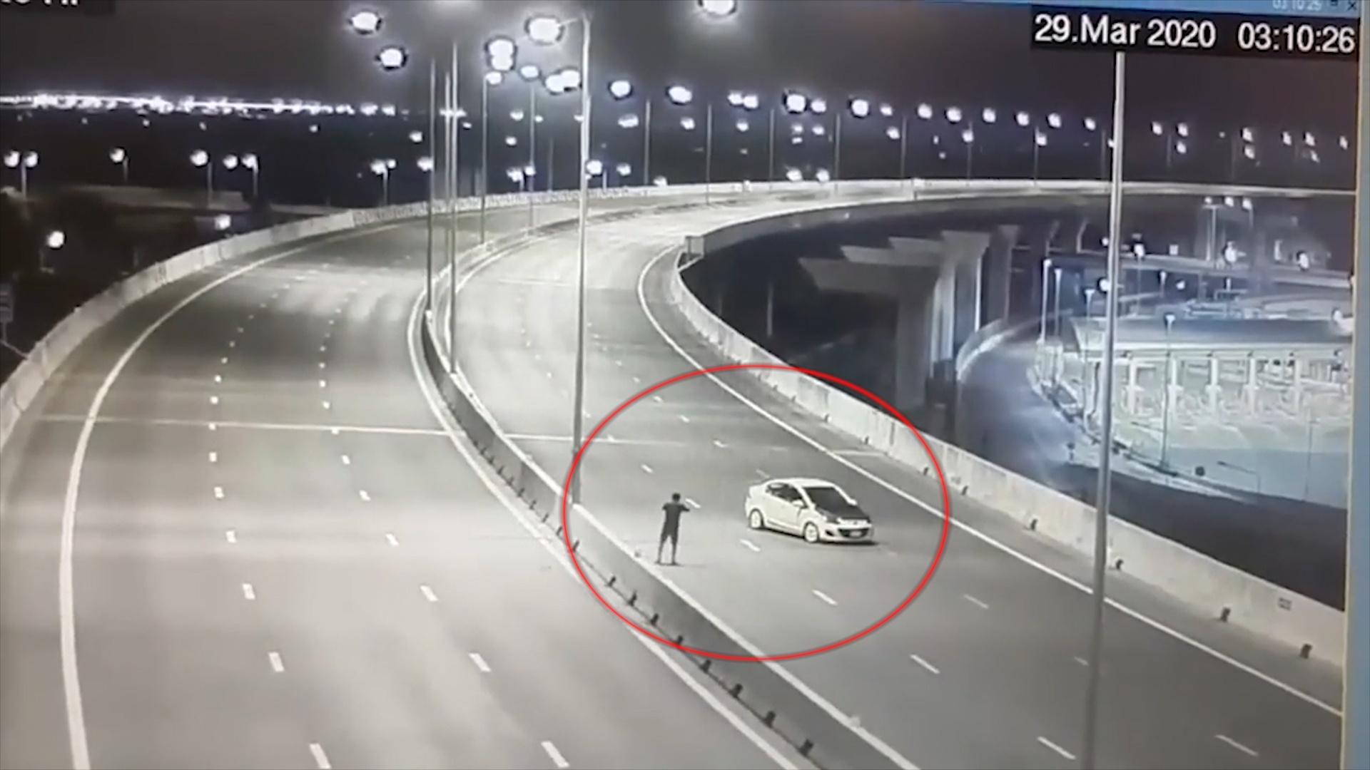 Thanh nien do xe giua duong cao toc de chup hinh hinh anh