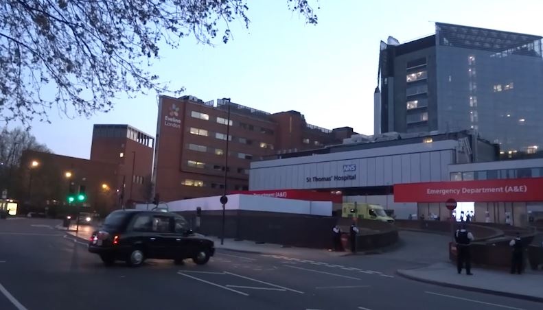 Nguoi dan co vu nhan vien y te tai benh vien cham soc thu tuong Anh hinh anh