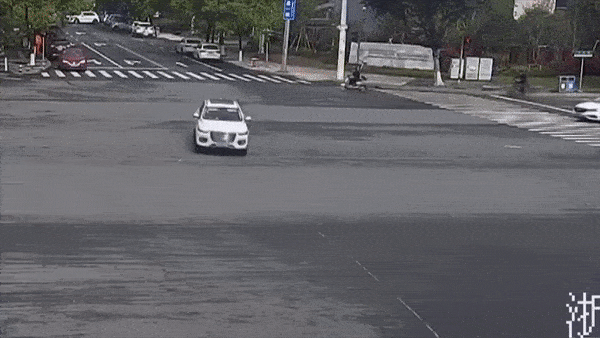 Hai oto dam nhau tai nga tu lam mot xe bi lat nghieng hinh anh