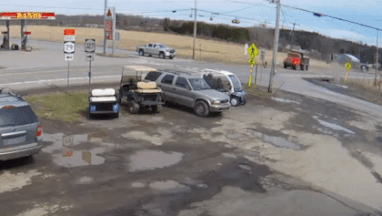 Lop xe roi tu xe tai suyt vang trung nguoi di duong hinh anh