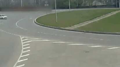 Oto phong toc do cao mat lai lao vao vong xuyen hinh anh