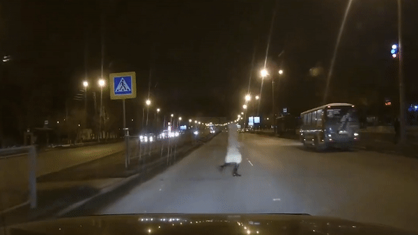 Oto phong nhanh va trung nguoi phu nu dang qua duong roi bo chay hinh anh