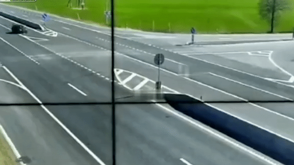 Oto qua duong bi xe tai tong khien tai xe bi gay chan hinh anh