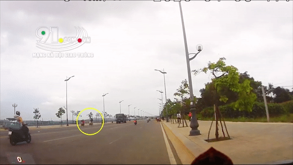 Xe tai phanh gap xoay 180 do tranh xe dap qua duong hinh anh