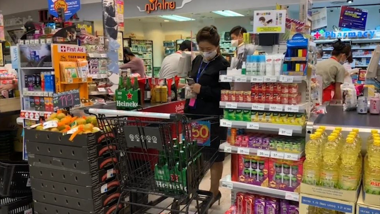 Nguoi dan Thai Lan do xo di mua bia ruou vi chinh phu ban lenh cam hinh anh