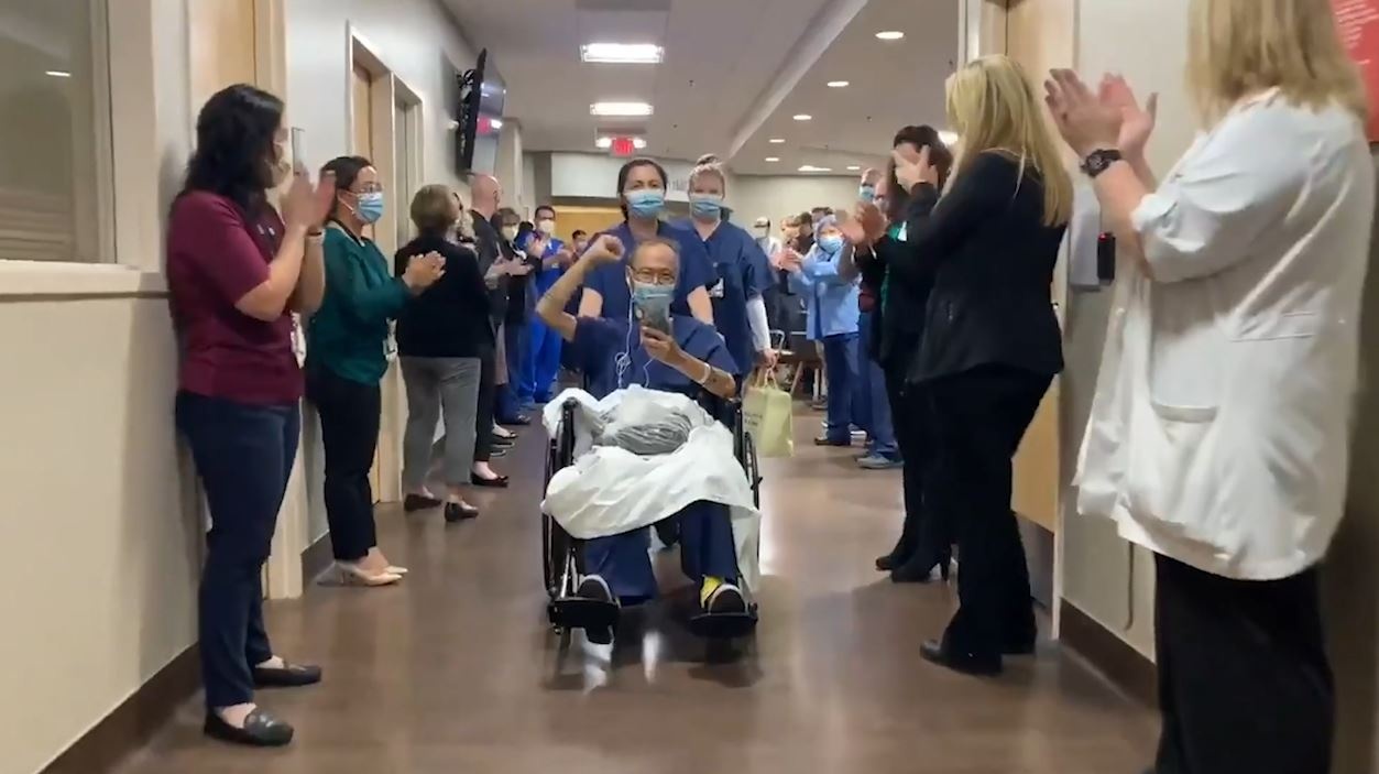 Bac si chuc mung benh nhan 60 tuoi mac Covid-19 xuat vien hinh anh