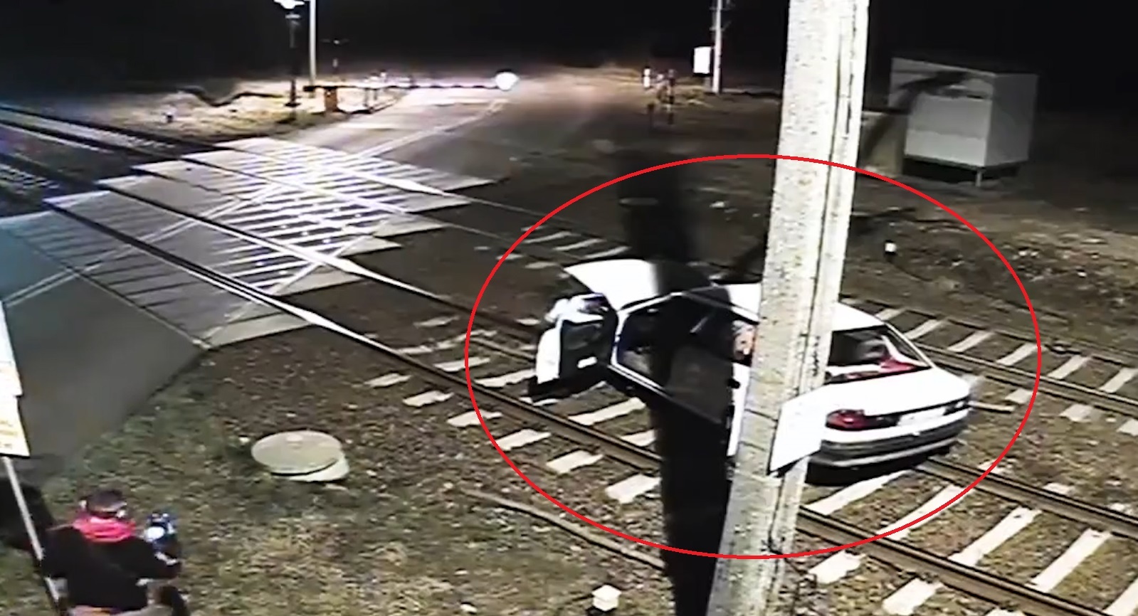 Oto mac ket tren duong ray bi tau hoa dam vang hinh anh