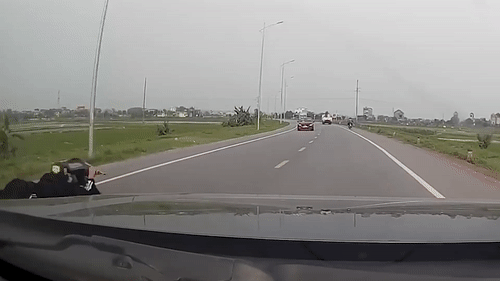 Nam thanh nien nam tren xe may phong toc do cao tren duong hinh anh