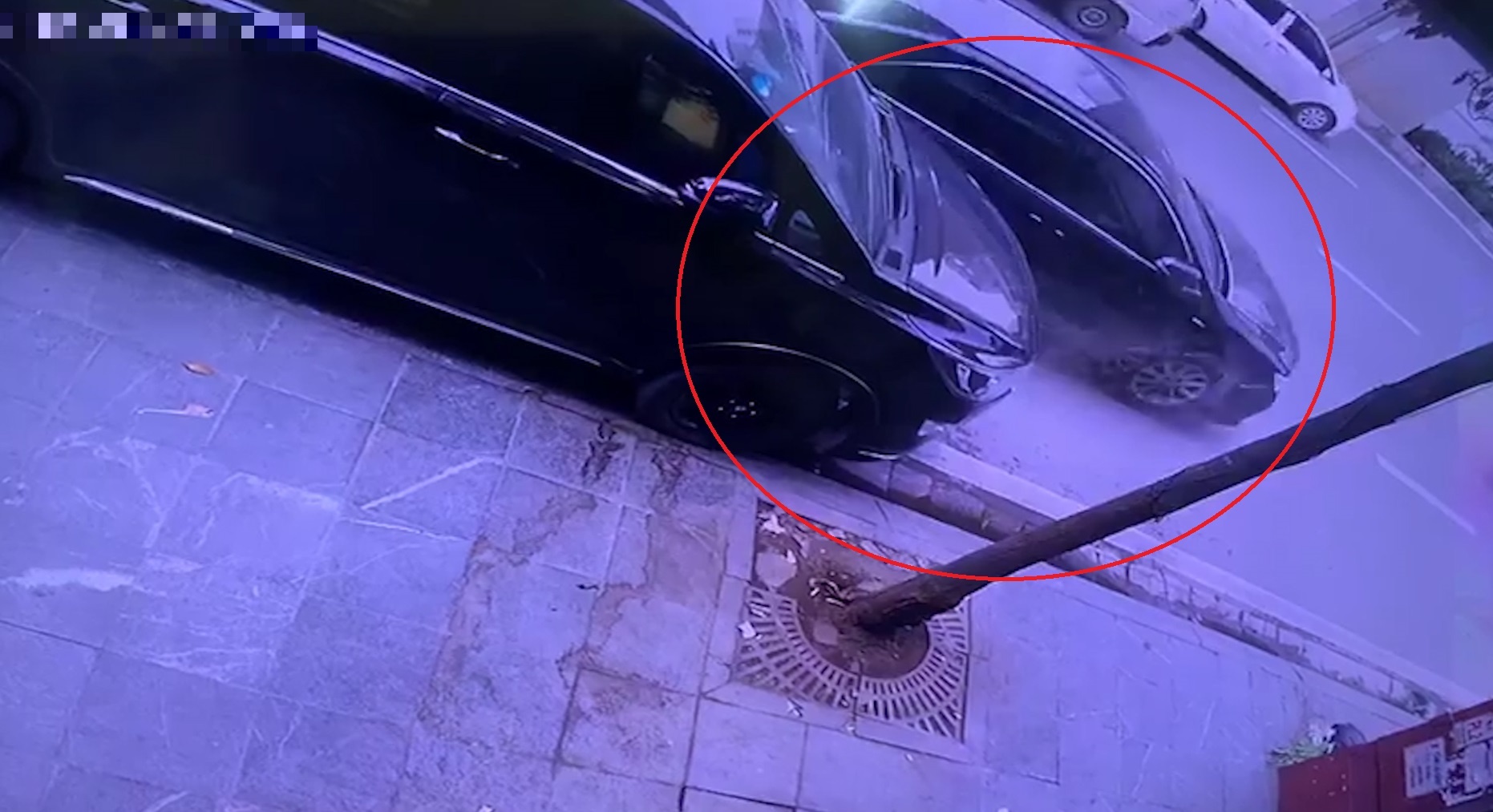 Oto chay tu phia sau va quet voi xe dang do roi bo di hinh anh