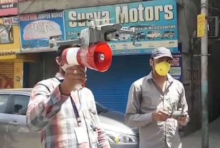 An Do dung drone gan loa cam tay de nhac nho nguoi dan hinh anh