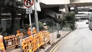 Nguoi dan ong boc chay du doi giua duong hinh anh