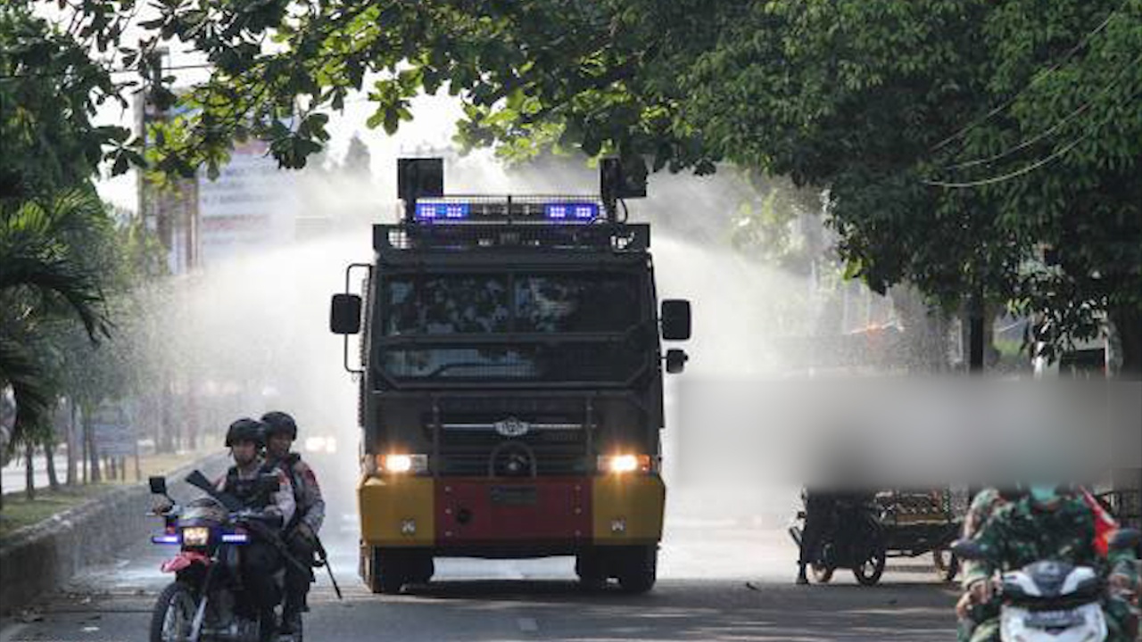 Indonesia phun 20 tan chat khu trung tren khap pho hinh anh