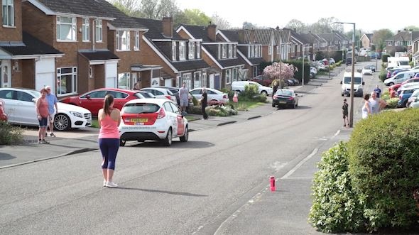 Nguoi dan Anh tap the duc truoc nha cung nhau khi phong toa hinh anh