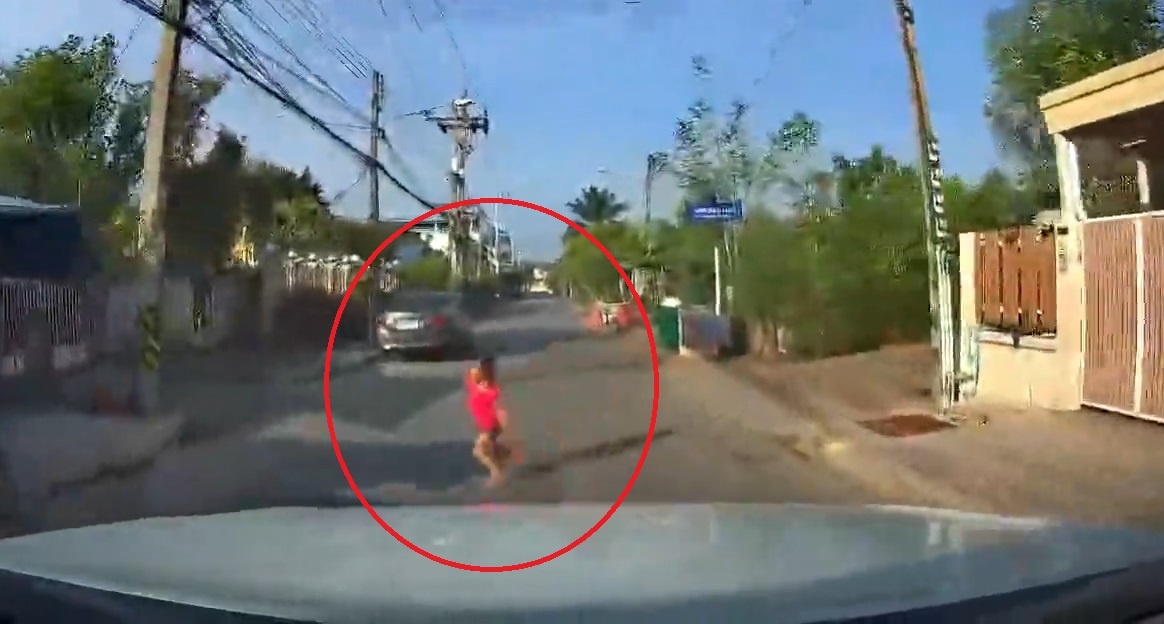 Be gai dot ngot lao ra duong suyt bi oto dam hinh anh