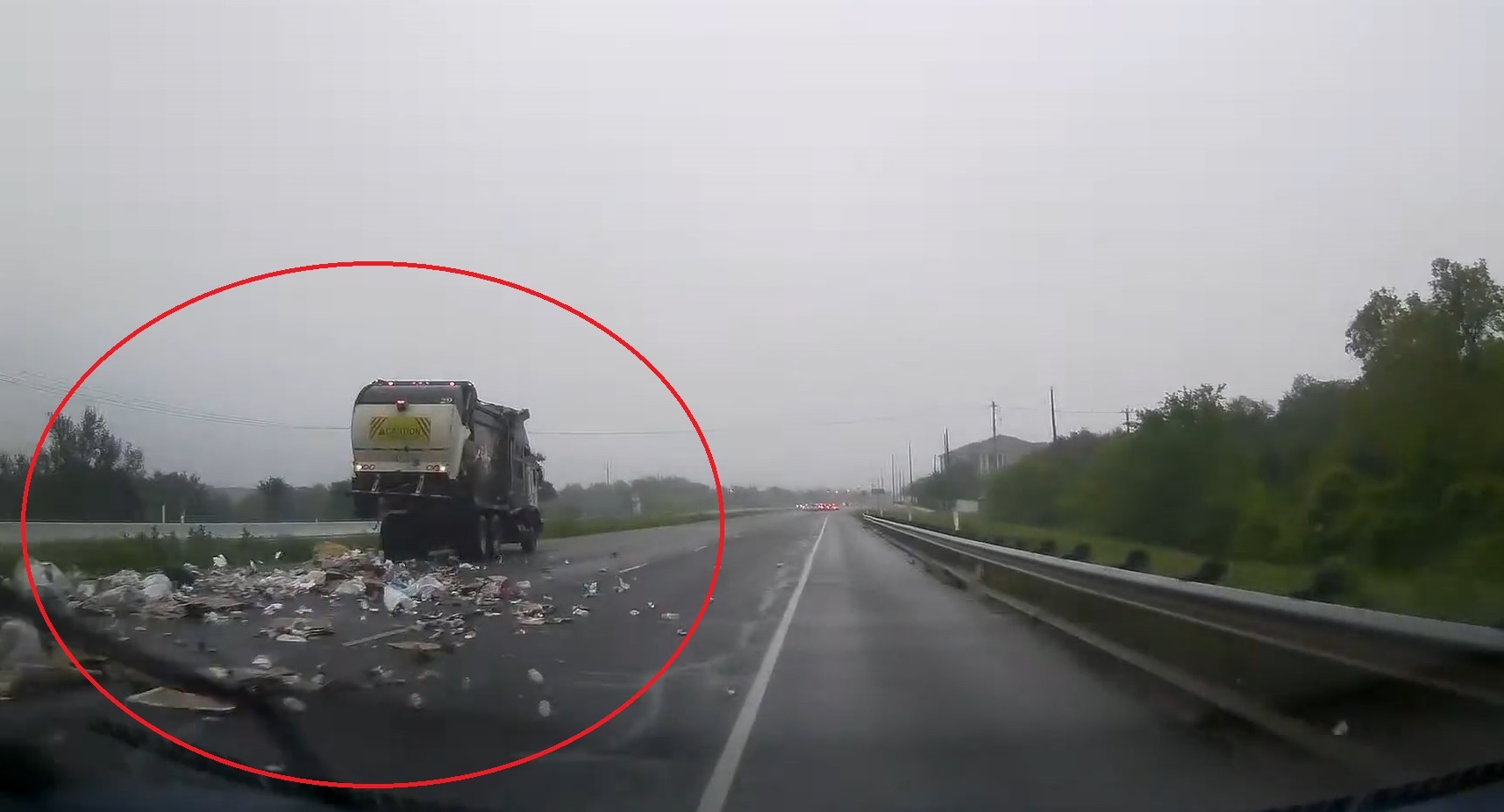 Xe moi truong hong nap sau khien rac roi xuong duong hinh anh