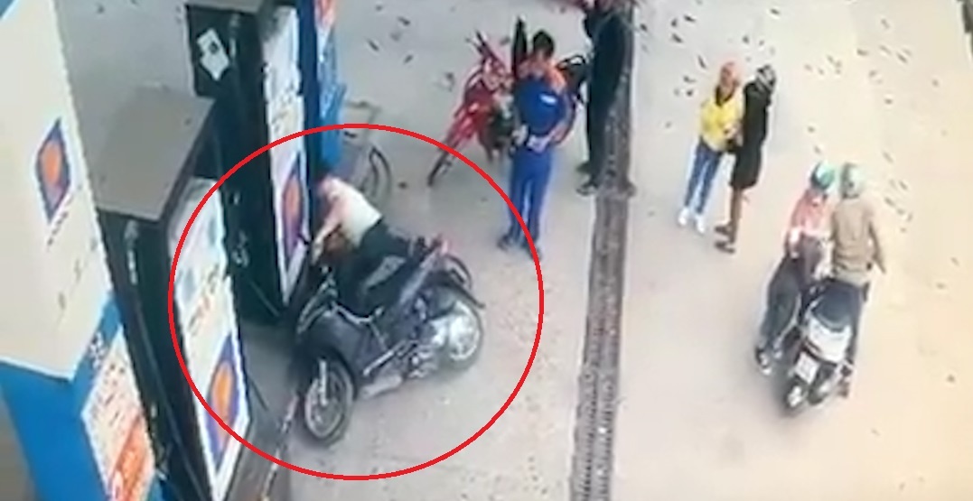 Nam thanh nien dau tran lai xe may lao vao tru xang hinh anh