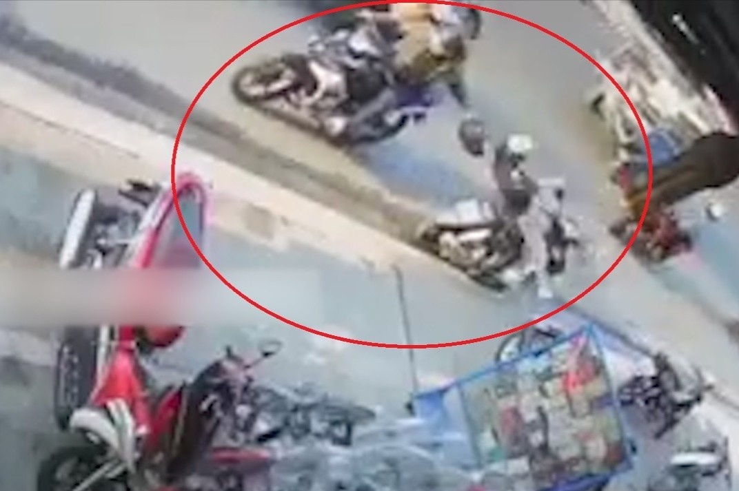 Cuop giat tui xach khien co gai nga xuong duong hinh anh