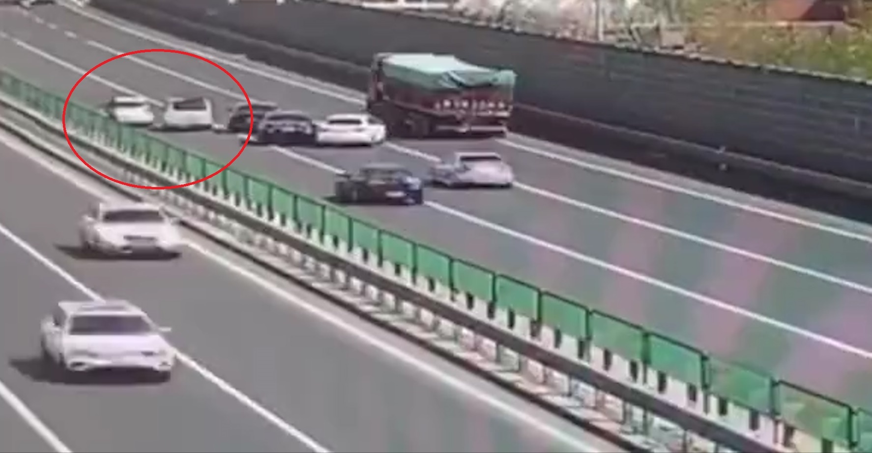 Nu tai xe dung oto tren cao toc de hoi duong hinh anh