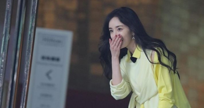 Duong Mich lao ra om cham Dang Luan hinh anh