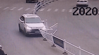 Tai xe dieu khien oto mat lai dam bay dai phan cach hinh anh