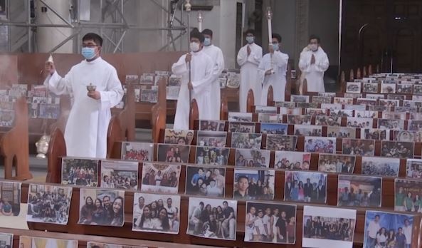 Hinh anh gia dinh duoc dan tren hang ghe trong le Phuc sinh hinh anh