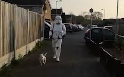 Nguoi dan o Anh mac trang phuc linh Stormtrooper dat cho di dao hinh anh